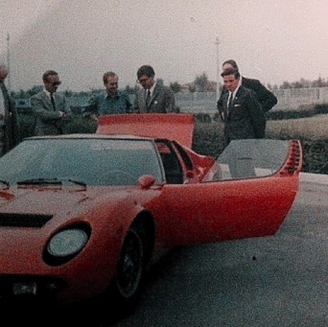Présentation de la Lamborghini Miura en 1967 à Jim Clartk et Colin Chapman avec les ingénieux Stanzani et Dallara et du patron Feruccio Lamborghini Présentation de la Lamborghini Miura en 1967 à Jim Clartk et Colin Chapman avec les ingénieux Stanzani et Dallara et du patron Feruccio Lamborghini